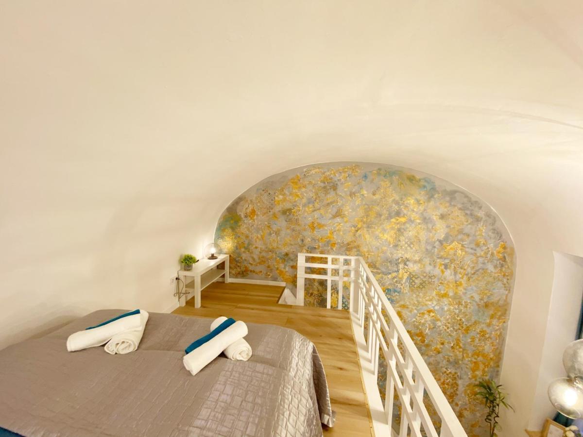 Goldart Design Apartment In The Heart Of Budapest Exterior photo